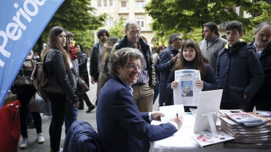 Juan Bolea en el estand de El Periódico de Aragón en el Día del Libro.