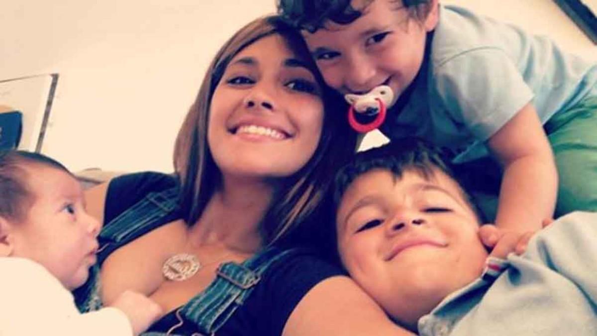 Antonela Rocuzzo junto a sus tres hijos: Thiago, Mateo y Ciro