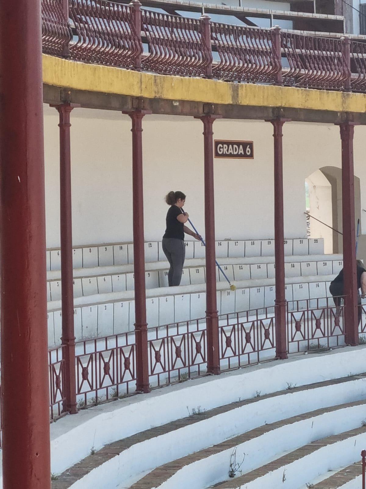 Labores de limpieza en los tendidos de la plaza de toros emeritense.