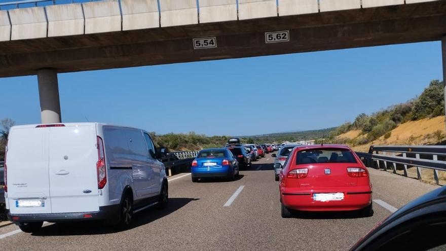 Retenciones en la A-52 camino de Sanabria por varios accidentes, uno de ellos, con tres heridos atrapados