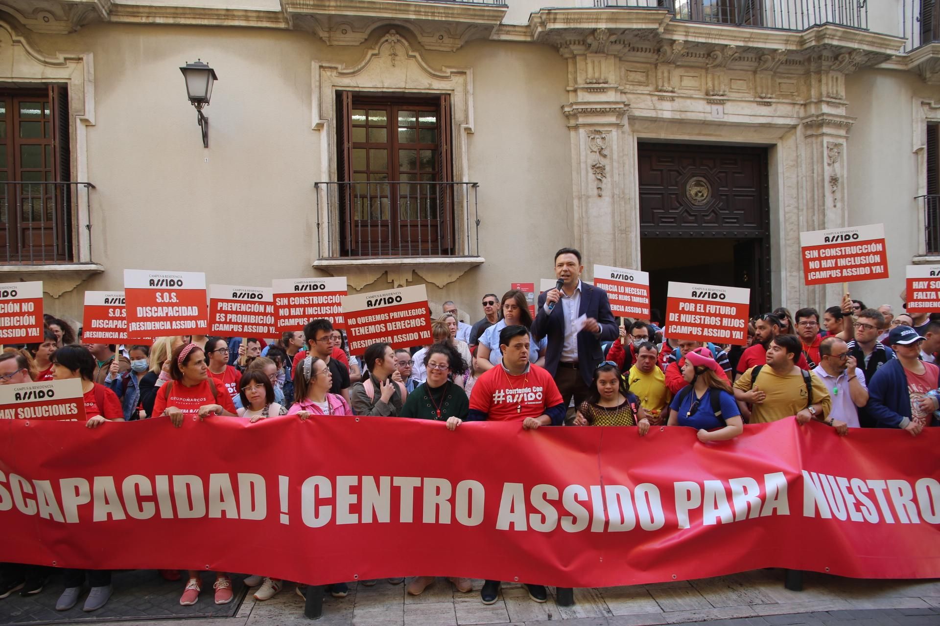 Concentración de Assido en Murcia ante la CHS