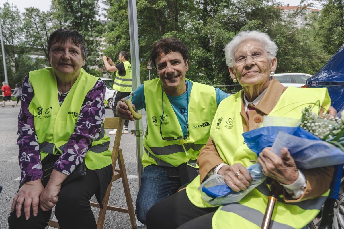 Laura Fernández, de 101 años, recibió un ramo de flores tras recorrer medio kilómetro de la 'andaina'.