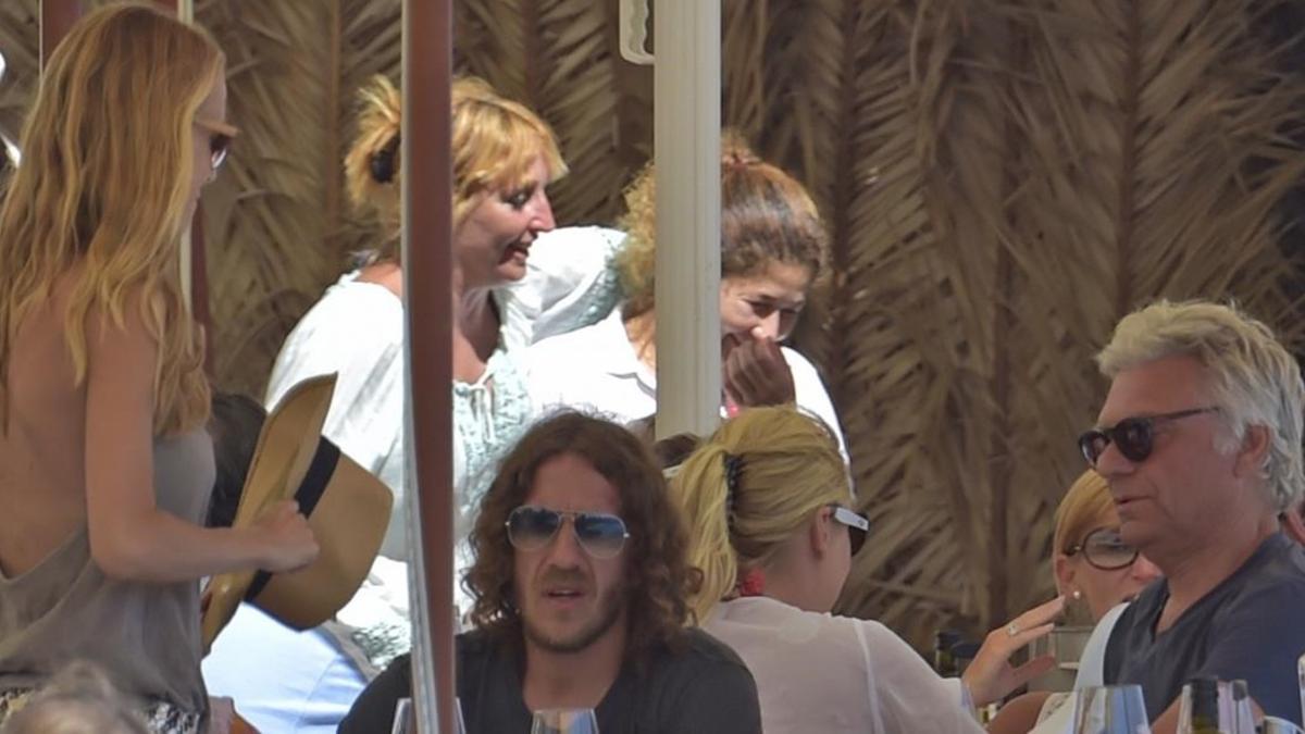 Vanesa Lorenzo, de pie a la izquierda, con Carles Puyol y Carles Sans, sentados, en el restaurante de Eivissa donde han comido.