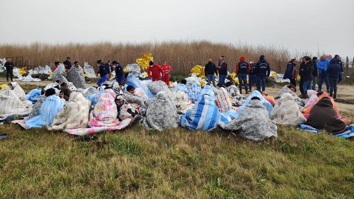 Al menos 40 personas han muerto, entre ellos varios niños, al naufragar una barca con 250 migrantes a bordo cerca de la costa de la región italiana de Calabria, en el sur del país. Decenas de cuerpos han sido encontrados en las playas de Steccato di Cutro, un balneario en la provincia de Crotone, y otros más han sido vistos en el mar.