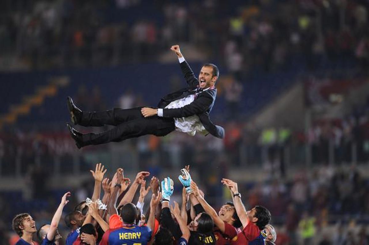 L’entrenador del Barça, mantejat pels seus jugadors després de guanyar la final de la Lliga de Campions en el 2009.