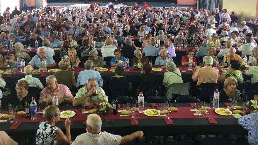 Dinar de germanor a la Festa de la Gent Gran.