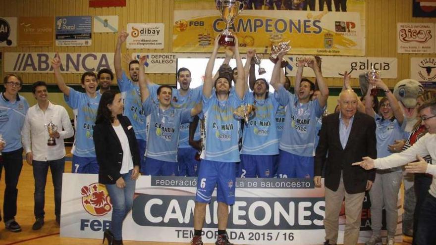 Manu Ferreiro levantando la copa de campeones de liga LEB Plata. // Santos Álvarez