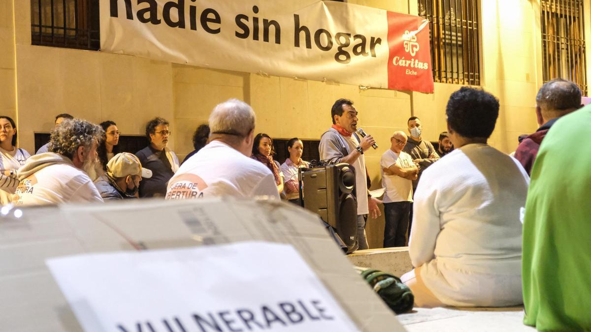 Cáritas realiza este sábado en la plaça de Baix la escenificación de los problemas de las personas sin hogar en su campaña de concienciación