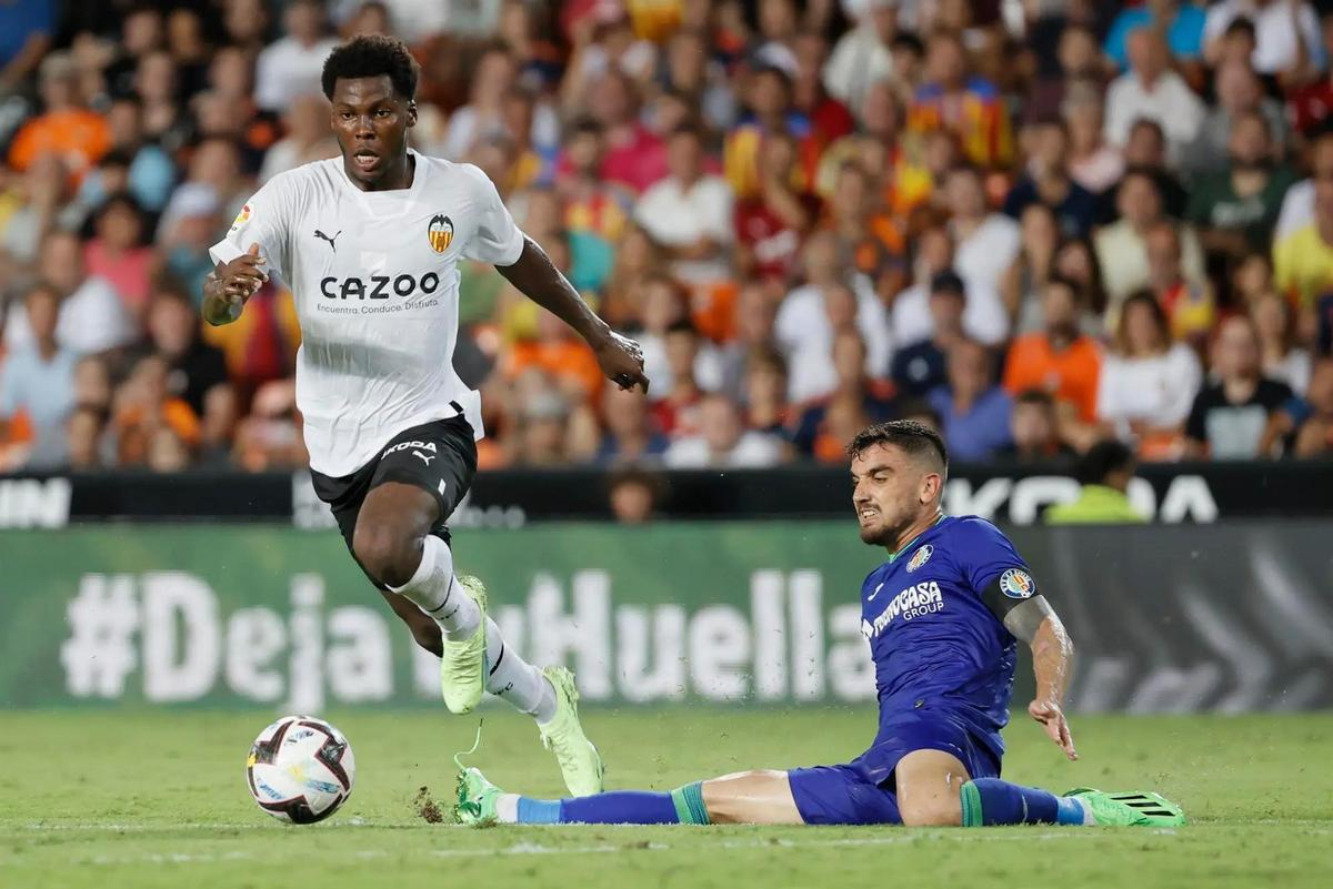 Yunus Musah en un Valencia CF - Getafe en Mestalla.