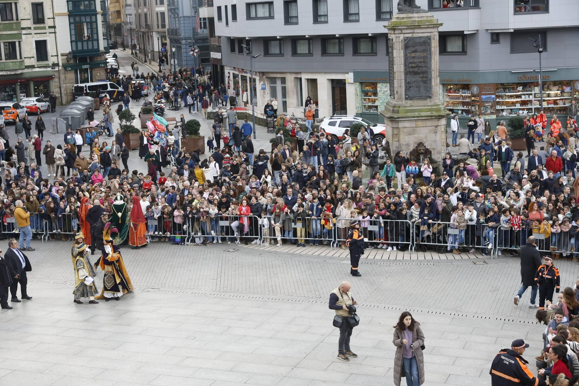 En imágenes: Los Reyes Magos desembarcan en Gijón