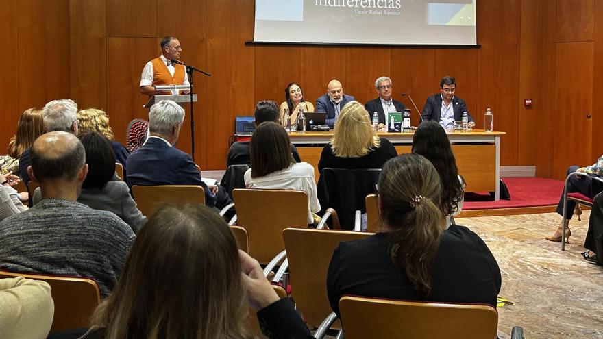 Presentación de 'El faro del fin' ayer en la Biblioteca Pública del Estado.