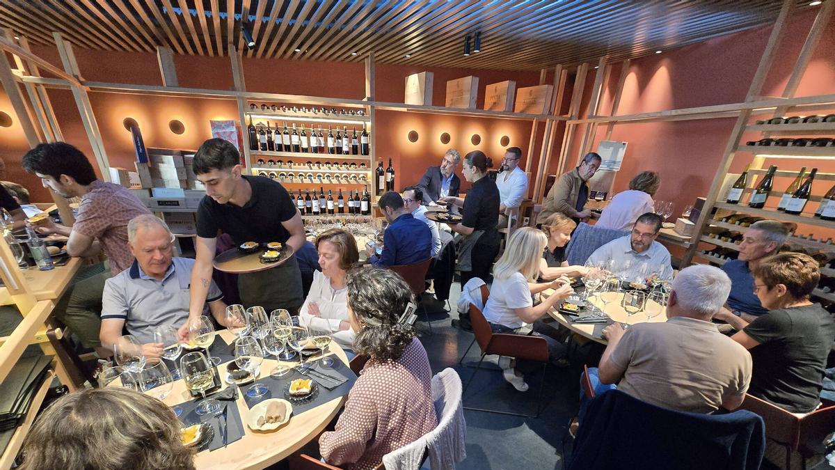 Cata de vinos con maridaje celebrada en la vinoteca Topos, de la calle Vía Norte.