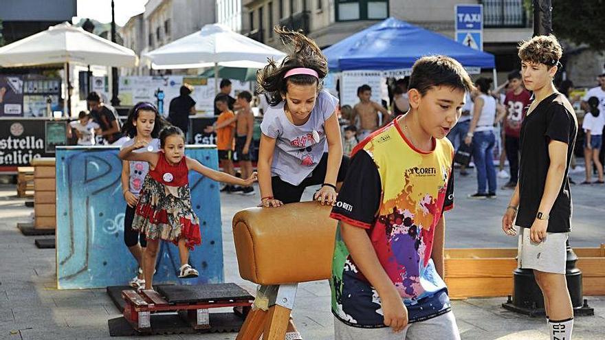 Mozos e mozas participando en xogos e actividades da Algarabía no ano 2019.  | // BERNABÉ/JAVIER LALÍN