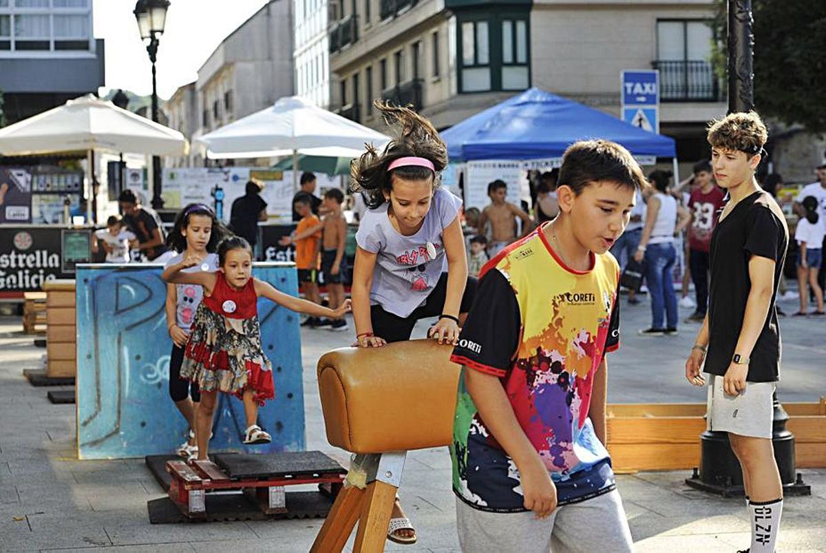 Un intre da inauguración da exposición da Algarabía na Galería Colón o ano pasado.  | // BERNABÉ/ANA AGRA