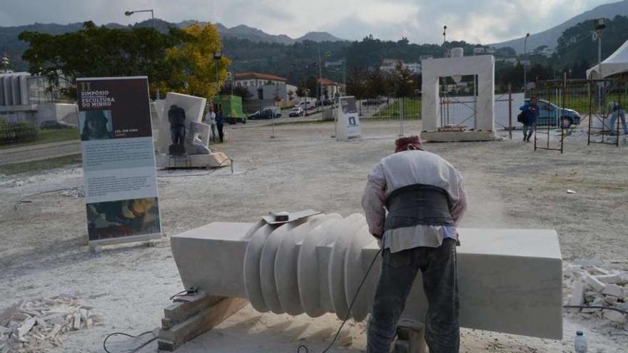 Uno de los artistas del simposio de escultura de Tomiño y Vilanova de Cerveira.  // D.P.