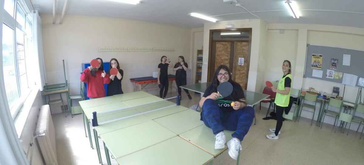 Alumnos del instituto de Corvera juegan al ping pong. | I. C.