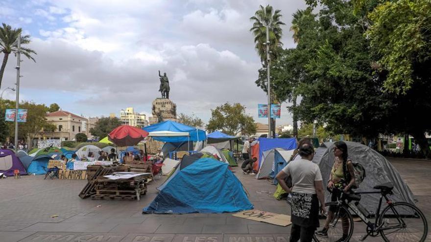 Flama y la acampada de Palma por la vivienda acusan al alcalde de «instrumentalizar el feminismo» para justificar el desalojo