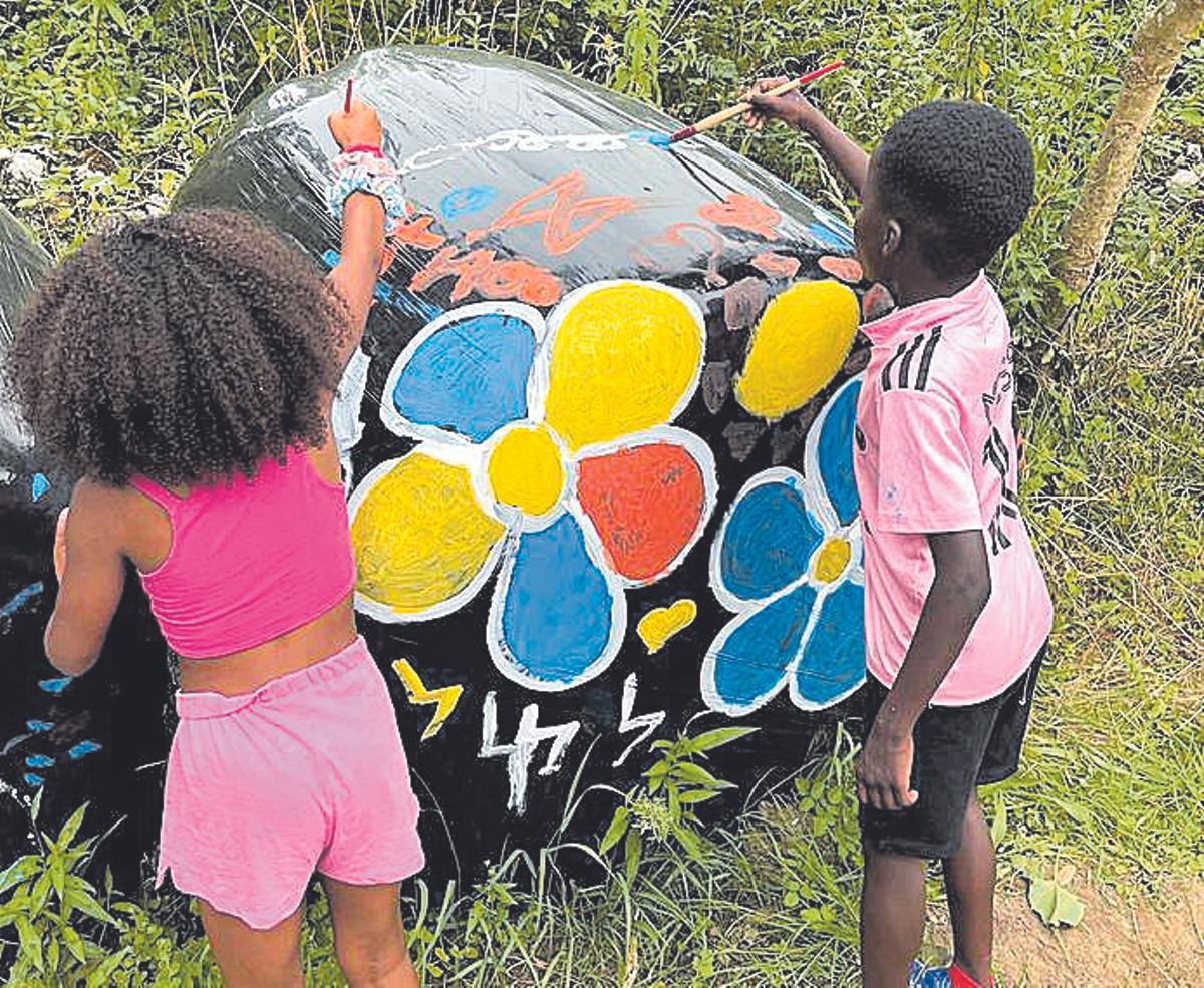 Dos niños en plena acción artística.