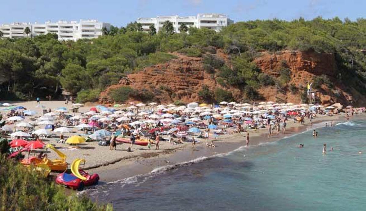 Turistas en Cala Llenya.