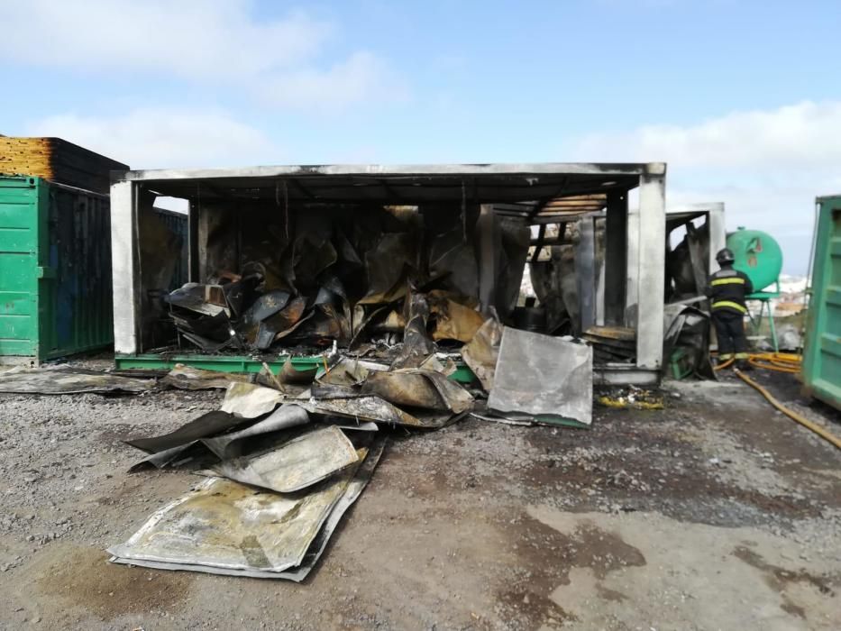 Fuego en un contenedor de la obra de la carretera de Teror