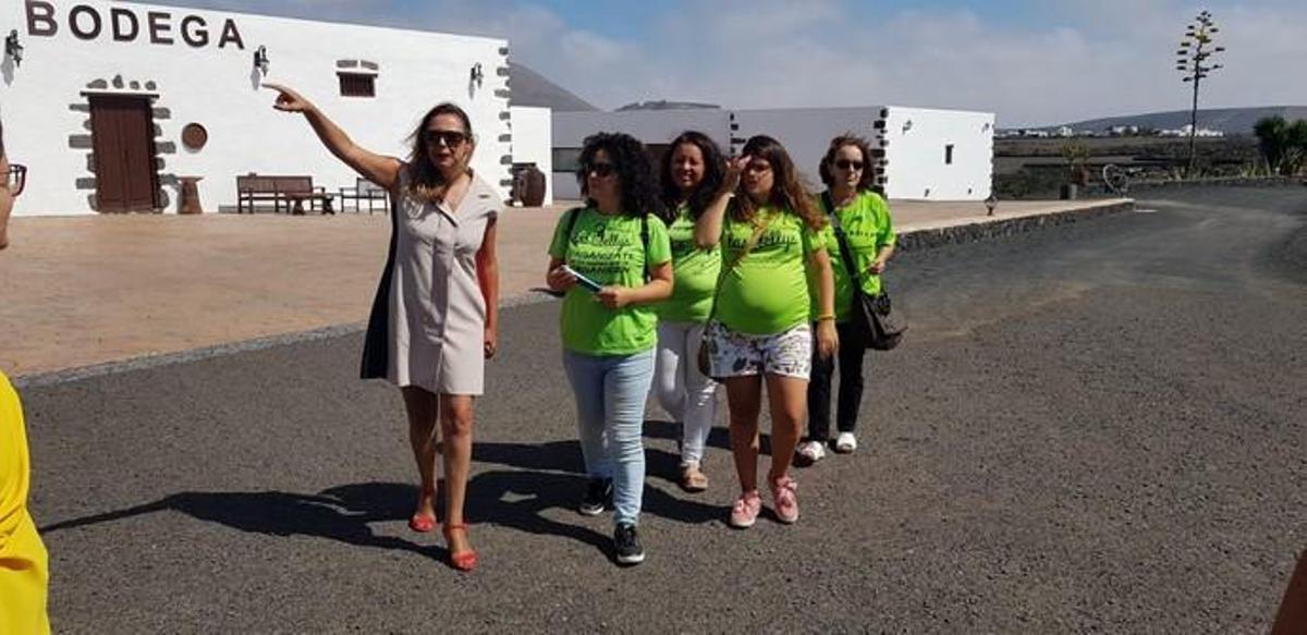 José Luis Rodríguez Zapatero y las 'Kellys', juntos en el acto del PSOE en San Bartolomé