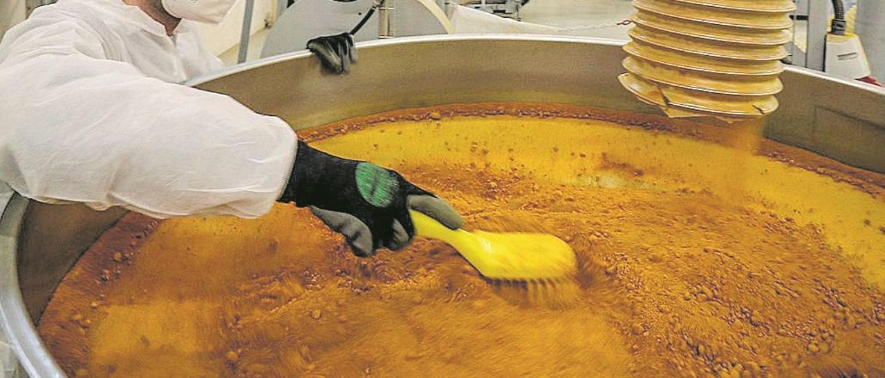 Un empleado prepara cúrcuma en las instalaciones de la compañía. | Juani Ruz