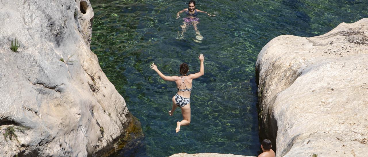 Ontinyent. Bañistas en el Pou Clar.