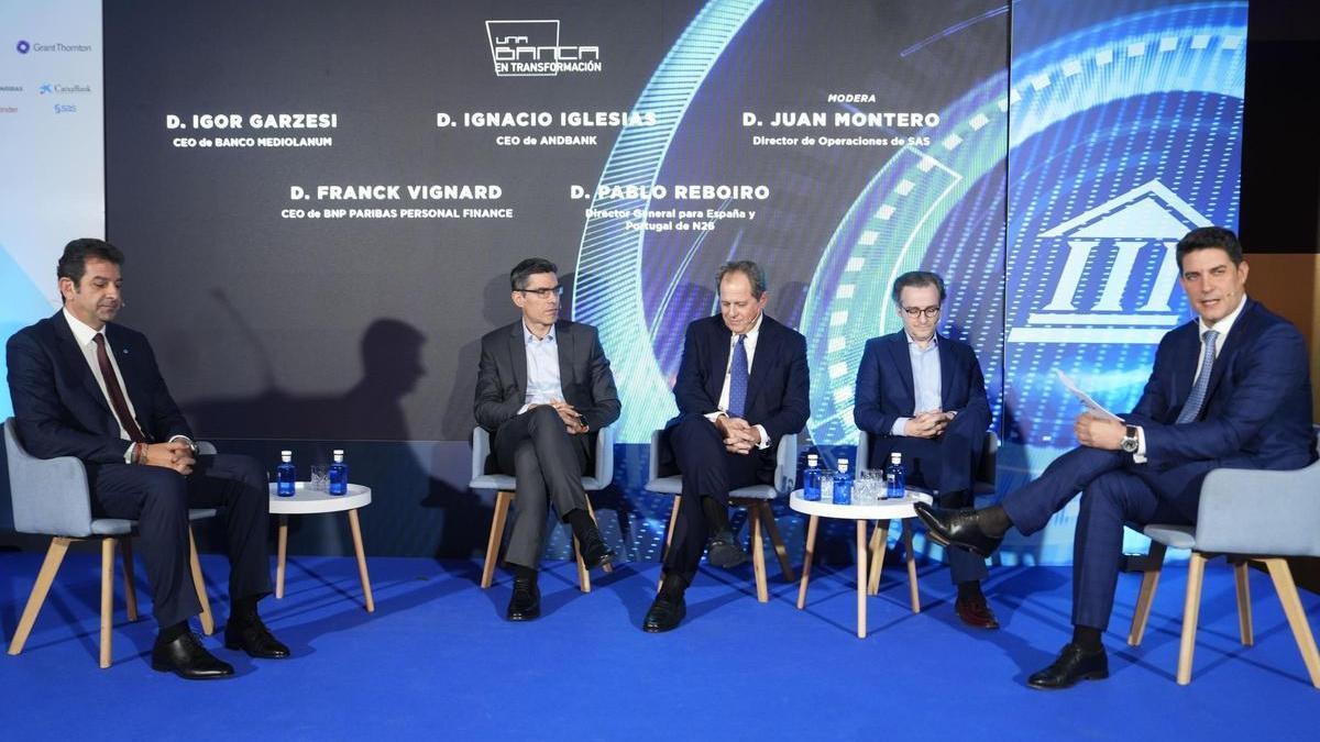 El CEO de Banco Mediolanum, Igor Garzesi; el CEO de BNP Paribas Personas Finance, Franck Vignard; el CEO de Andbank, Ignacio Iglesias; el director general para España y Portugal N26, Pablo Reboiro; y el director de operaciones de SAS, Juan Montero.