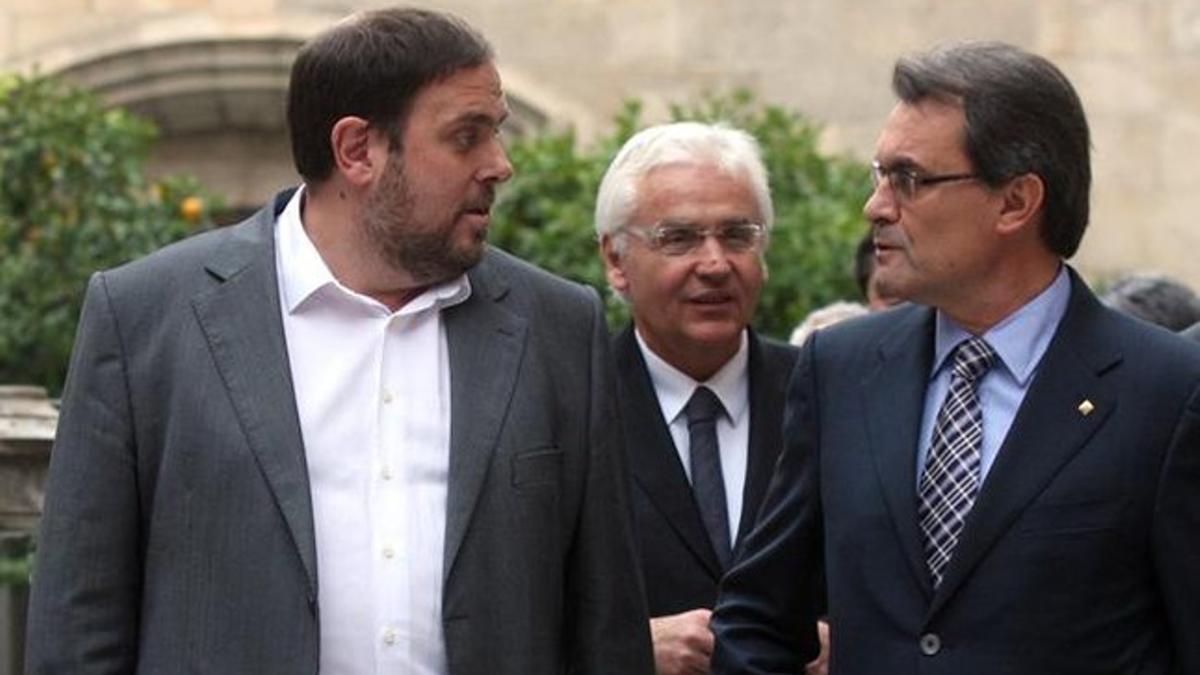 El líder de ERC, Oriol Junqueras (izquierda), y el 'president' en funciones, Artur Mas, el pasado día 12, en el Palau de la Generalitat. JULIO CARBÓ