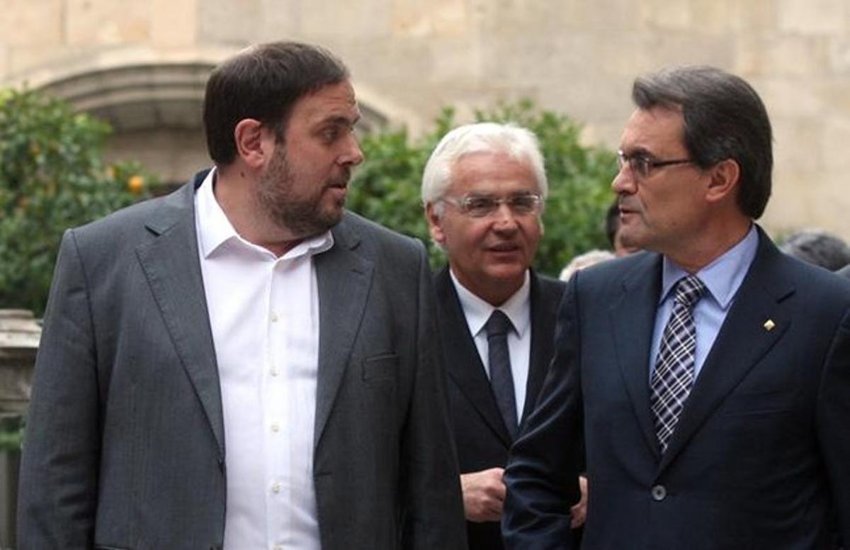 El líder d’ERC, Oriol Junqueras (esquerra), i el president en funcions, Artur Mas, el passat dia 12, al Palau de la Generalitat. JULIO CARBÓ El líder d’ERC, Oriol Junqueras (esquerra), i el president en funcions, Artur Mas, el passat dia 12, al Palau de la Generalitat. JULIO CARBÓ