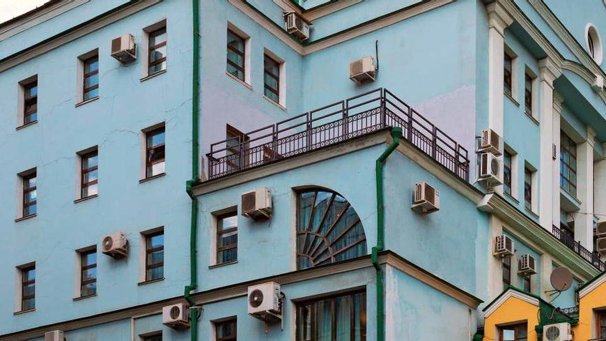 Aparells de ventilació a la façana d&#039;un edifici