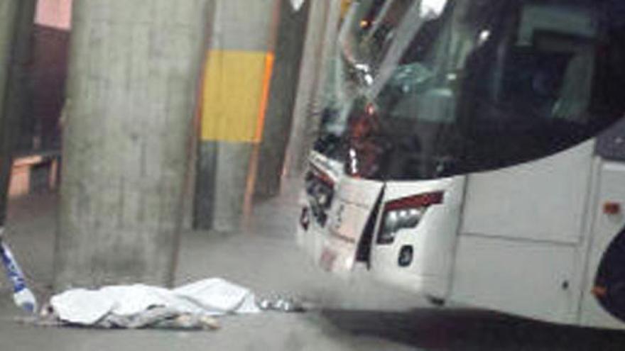El cadáver de la mujer tendido ante el autobús.