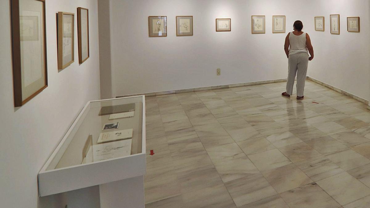 Una mujer, ayer, durante su visita a la exposición temporal ‘Dibujos de Ramón Gaya (1952-1992)’. | JUAN CARLOS CAVAL