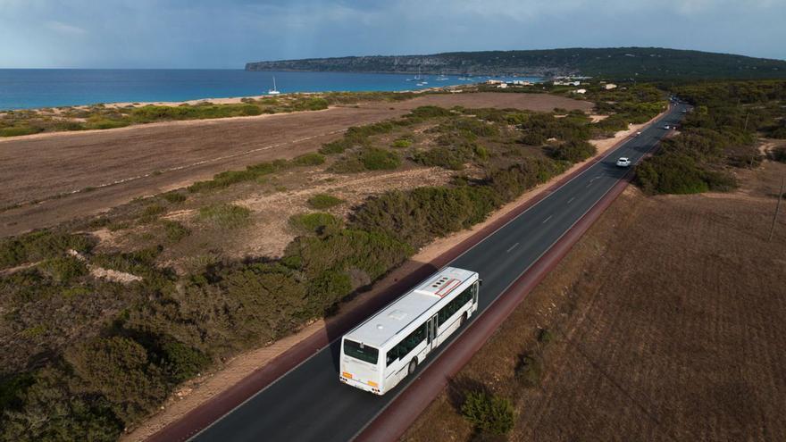 Un autobus de línea, L1, circula por la carretera principal hacia la Mola.