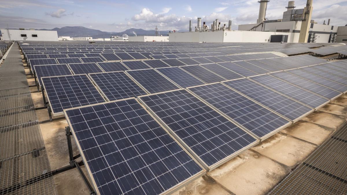 Foto de archivo de una planta solar.