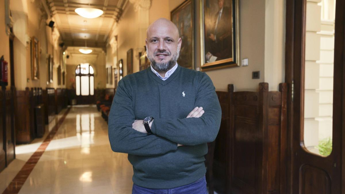 Rodrigo Alonso, posando para LNE, este jueves, en la Junta General del Principado, en Oviedo.
