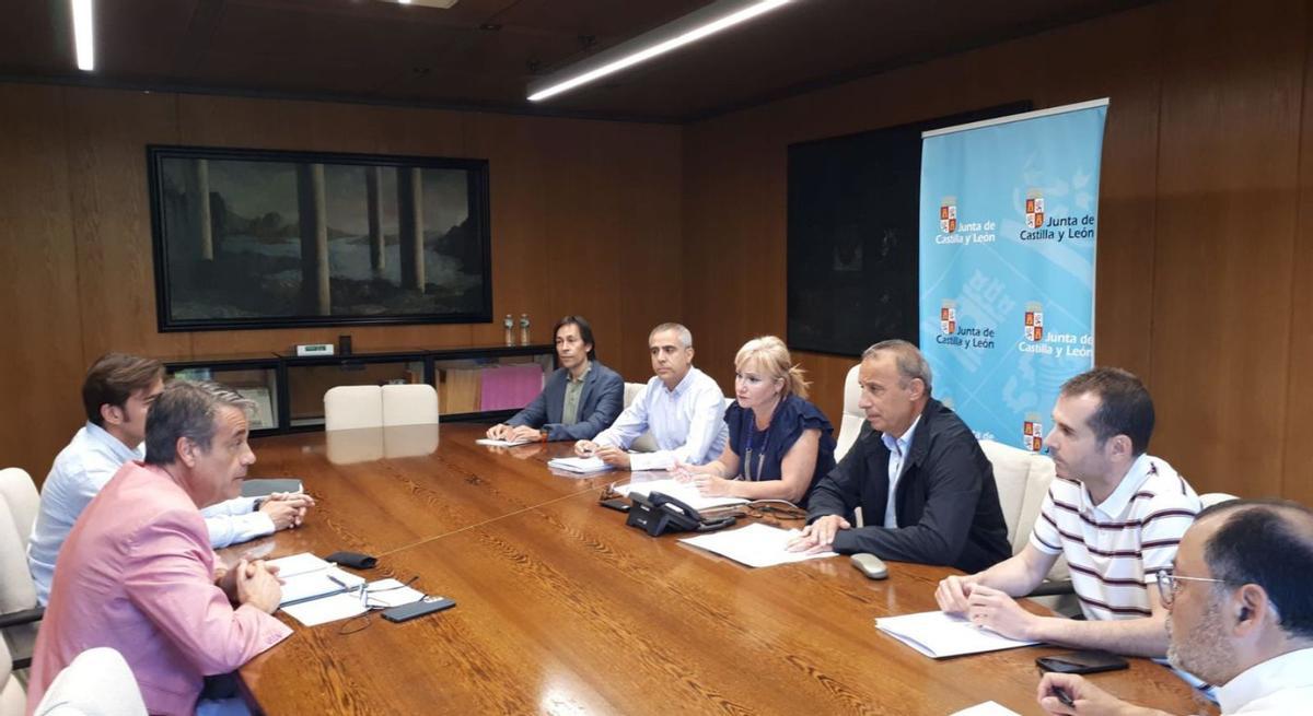 Reunión entre el alcalde de Toro, la delegada territorial y jefes de servicio de la Junta. | Junta de Castilla y León