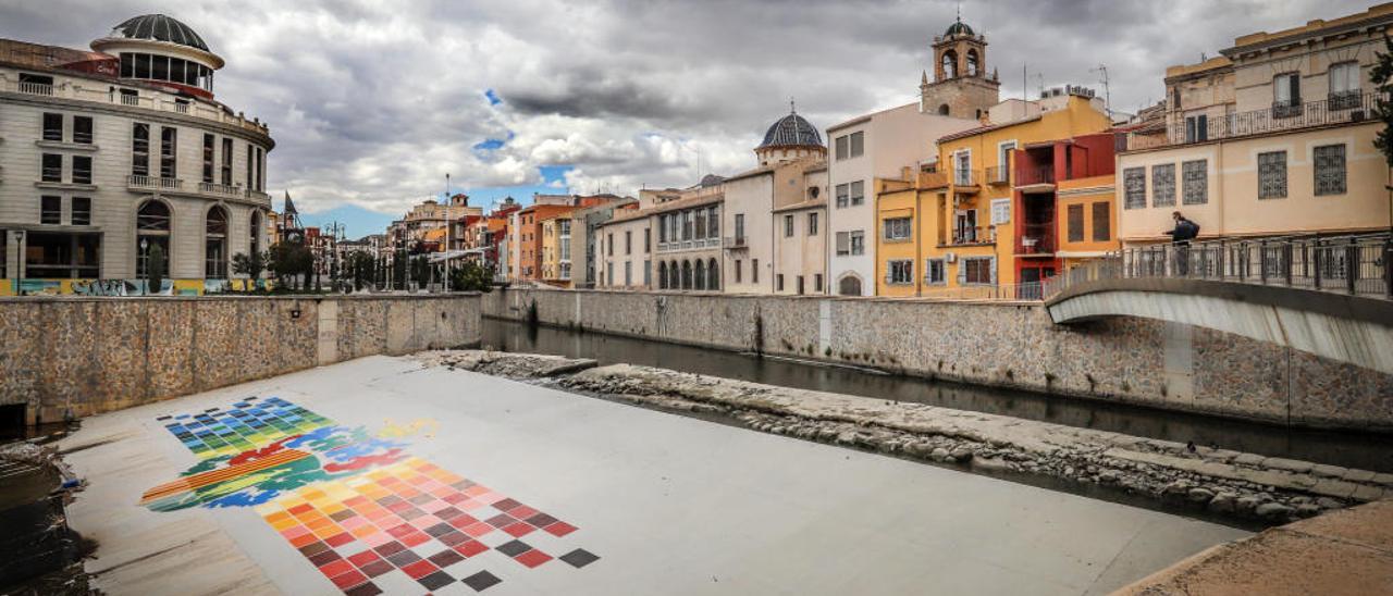 En primer plano, los dos azudes que serán incluidos en la Lista Roja, uno de ellos tapado con hormigón y con el escudo de Orihuela.