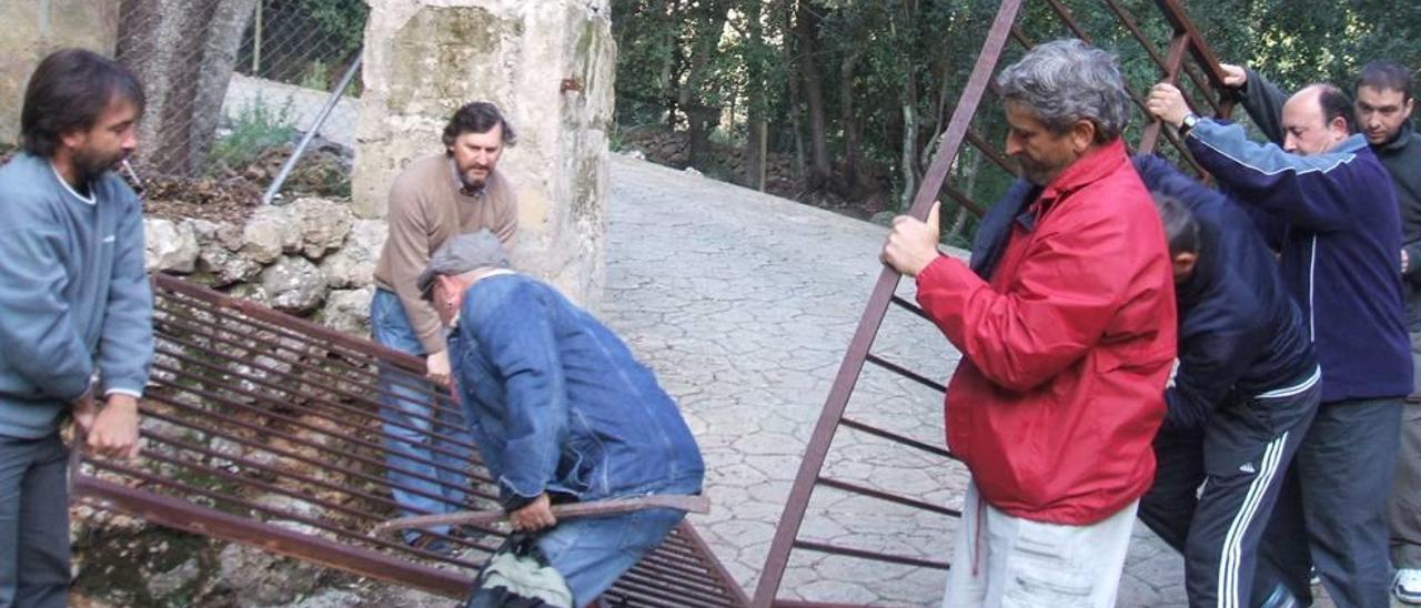 Acción de protesta de 2009 en la finca de l&#039;Empeltada a favor del uso público de la carretera vieja.