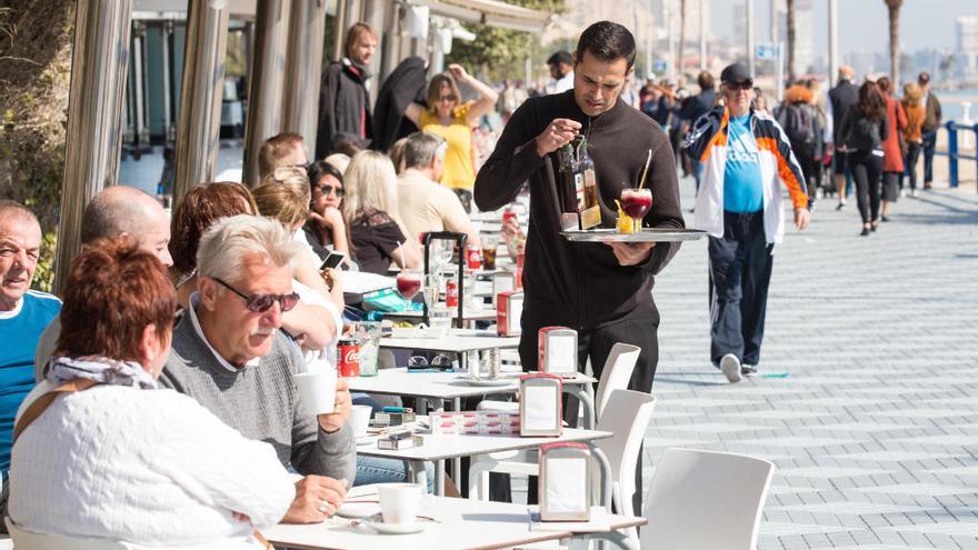 Numerosas personas disfrutan del buen tiempo en Alicante (febrero 2019).