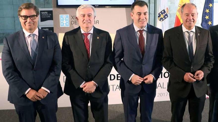 De izquierda a derecha, el rector de A Coruña, el de Santiago, el conselleiro de Educación y el rector de Vigo.