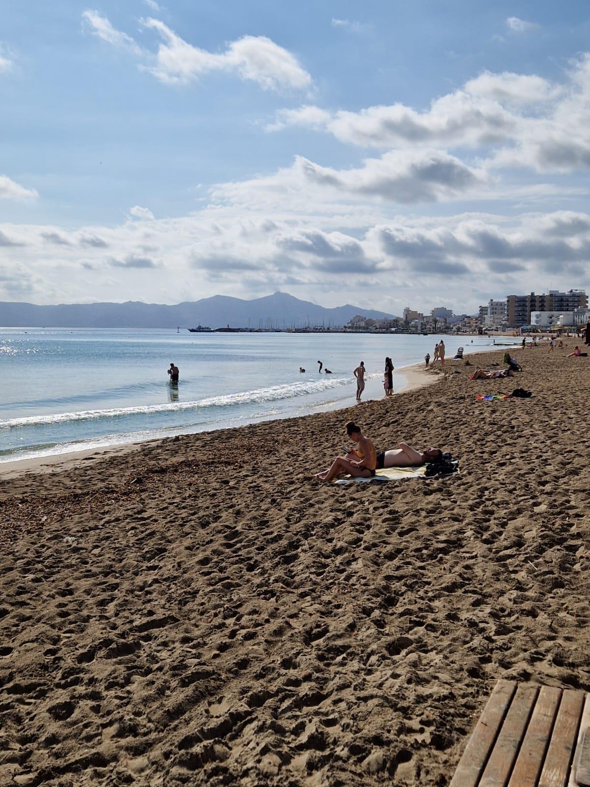Ist noch ohne Liegen und Sonnenschirme: der Strand von Can Picafort.