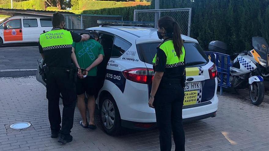 Dos policías locales detienen al presunto agresor.