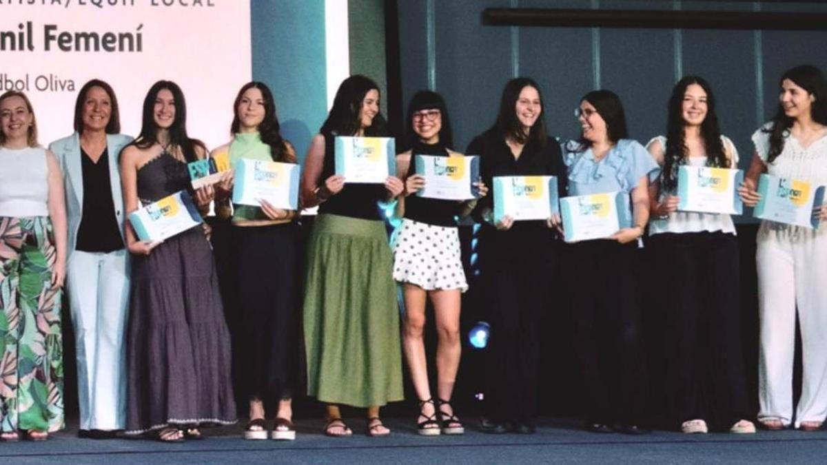 El equipo de balonmano de Oliva premiado junto a las autoridades en la Gala de l'Esport d'Oliva