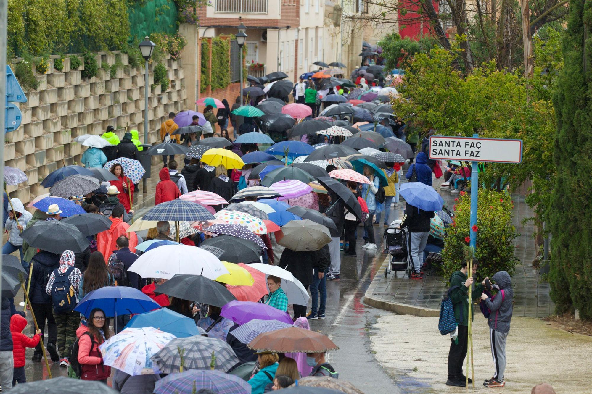 Miles de alicantinos acompañan a la Santa Faz en su peregrinación pese a la lluvia