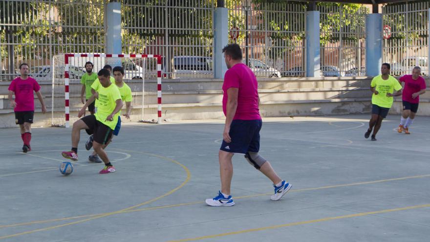 Un partido de fútbol sala, en el viejo cauce