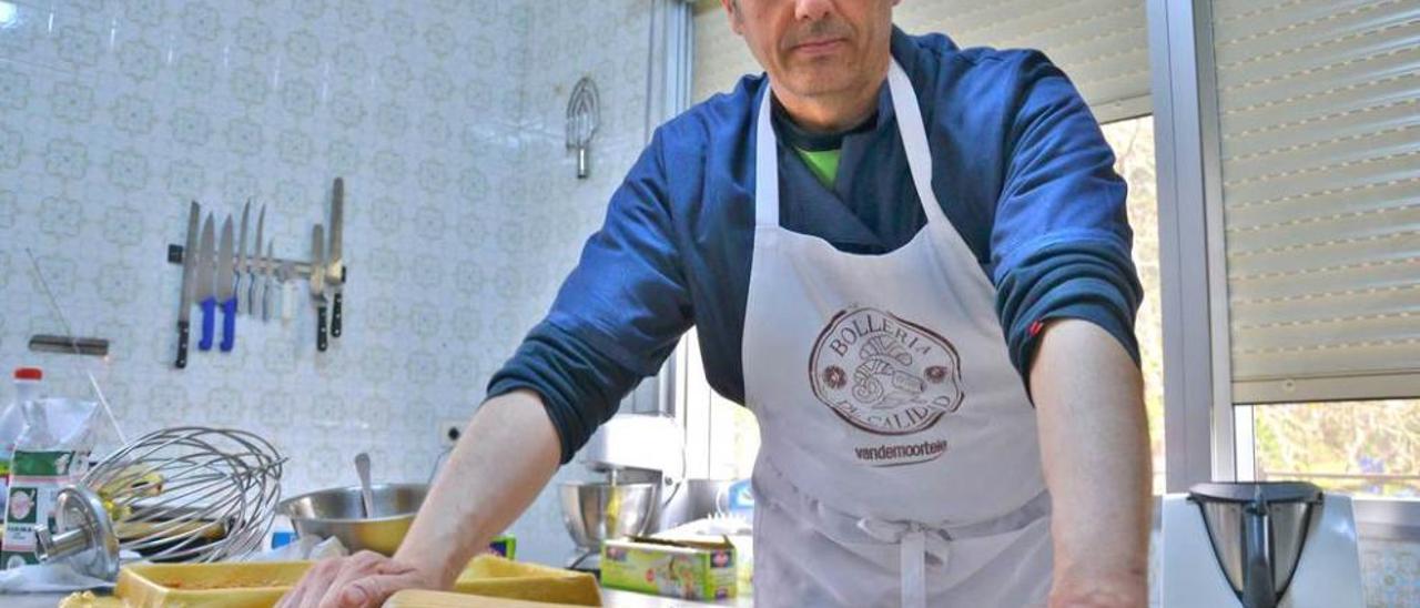 José Ugalde Menéndez trabaja en el obrador de su bar-tienda.