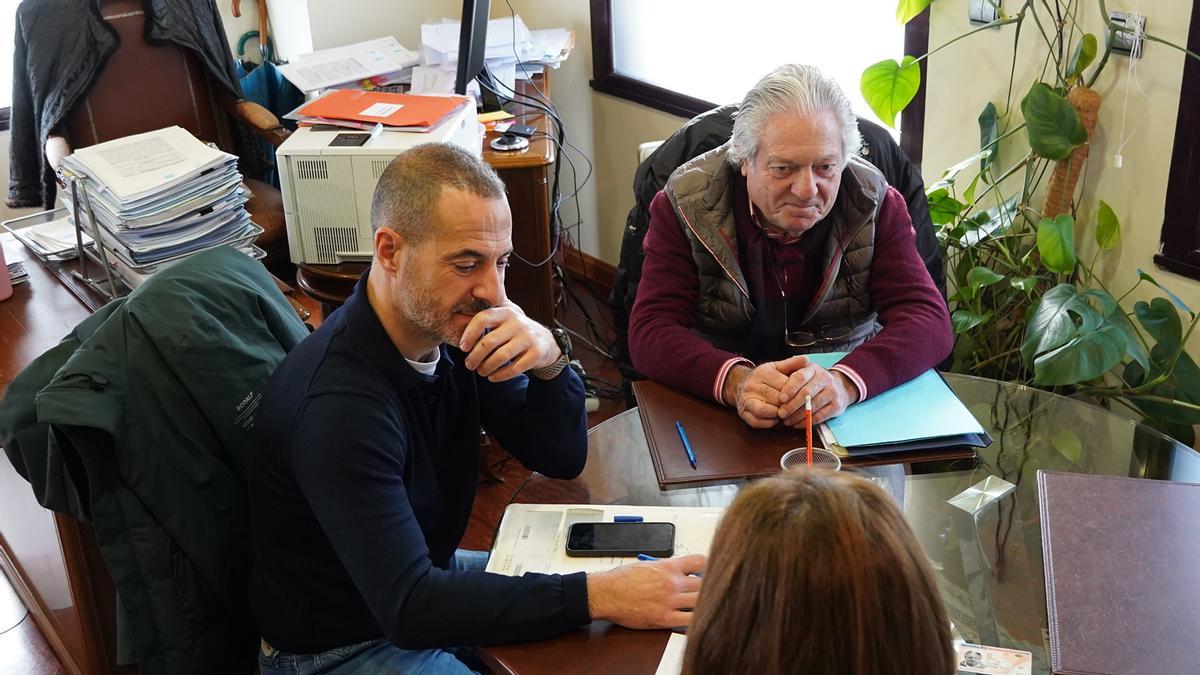Por la izquierda, Ángel García y Fernando Díaz, representante de la propiedad, formalizando la permuta.