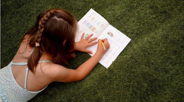 Una niña, realizando unos ejercicios de matemáticas