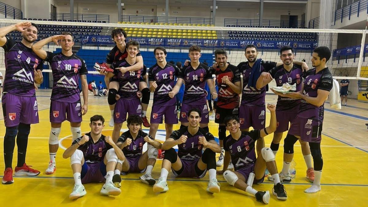 Los jugadores del ConectaBalear celebran su triunfo en Melilla